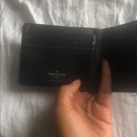 A Louis Vuitton wallet - Picture 2 of 2